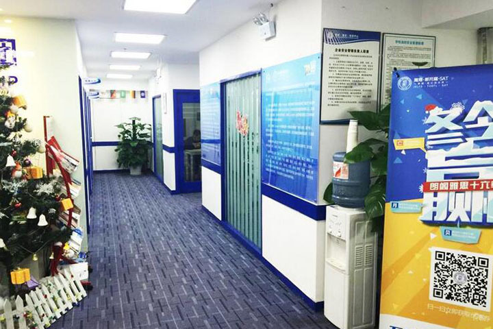 朗阁教育走廊一角