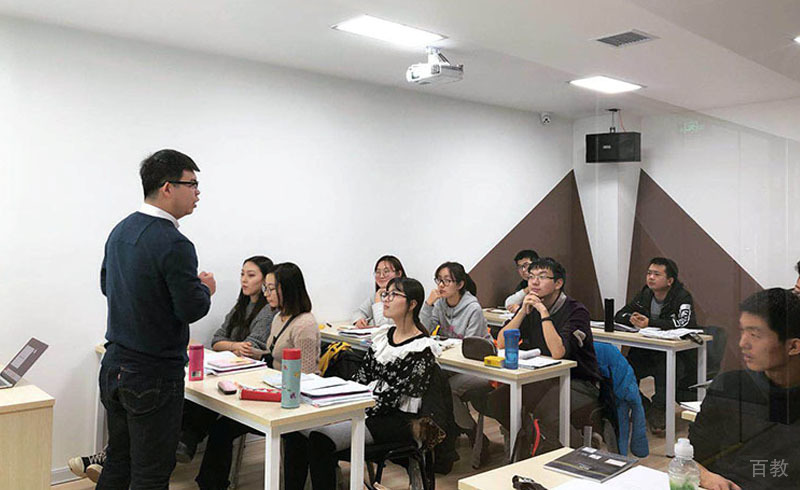 学生都在专心致志上课