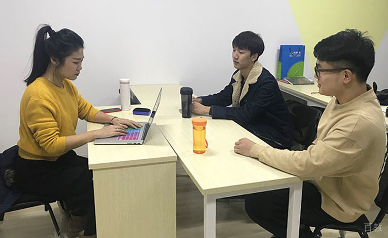 老师在辅导两个学生