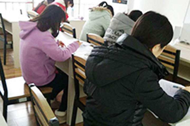 学员认真上课