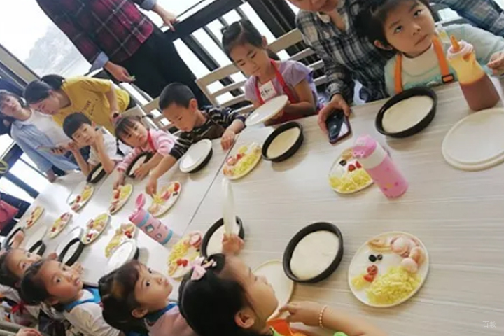孩子们学习做披萨