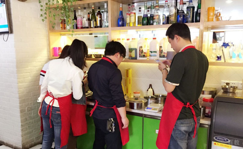 学员在认真学饮品