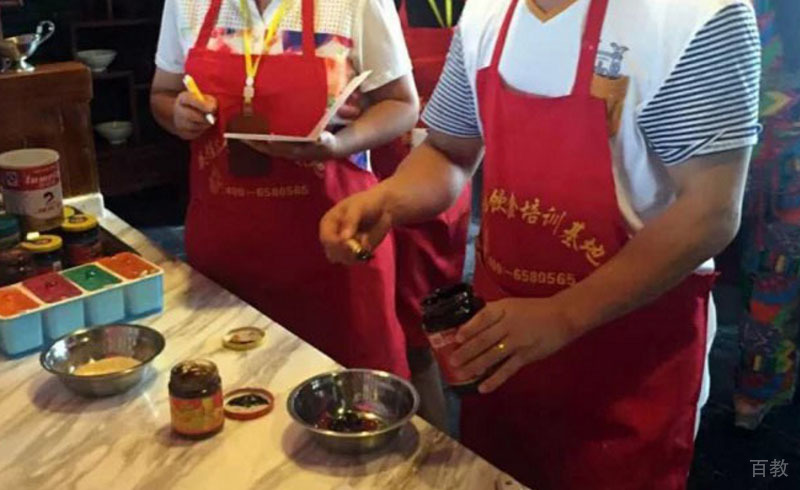 学员练习调酱