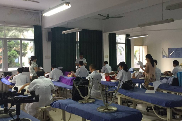进行推拿实操培训