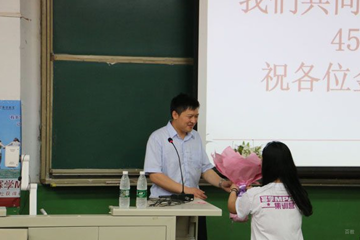 学员送花