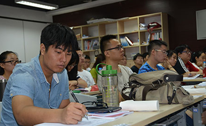 学员做笔记
