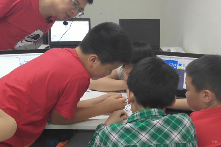 老师指导学员学习