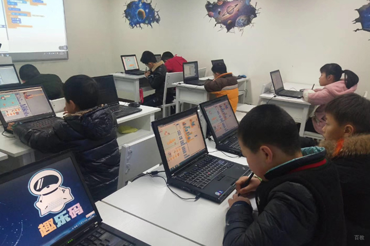 课堂上学员认真学习
