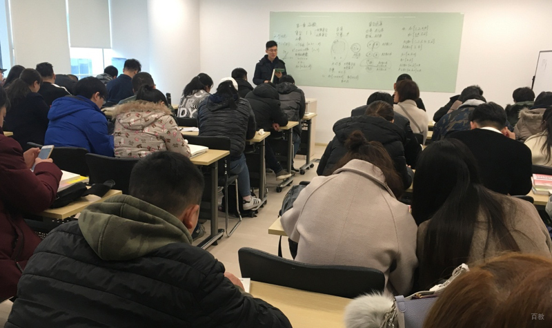 成人学历教育上课情景