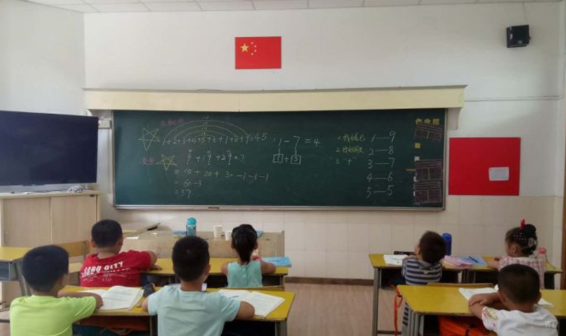 小学数学辅导上课情景