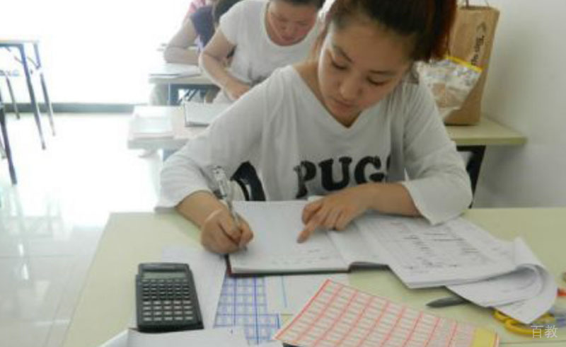学员认真练题中