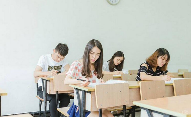 学员安静地学习