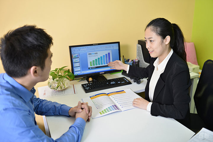 两位老师正在交流中