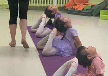 学习舞蹈的孩子们