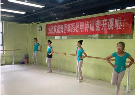学习芭蕾舞的学生