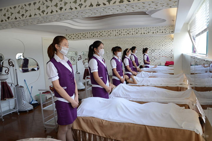美容学员实训现场