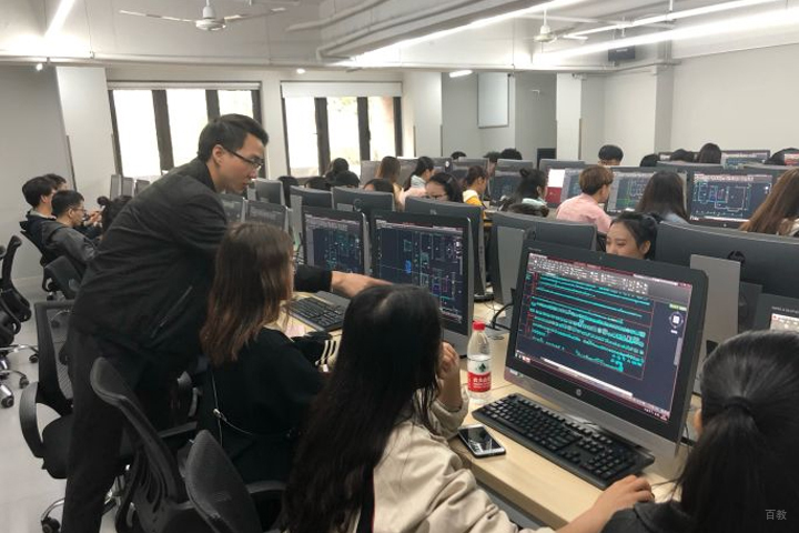 老师指导学员实操