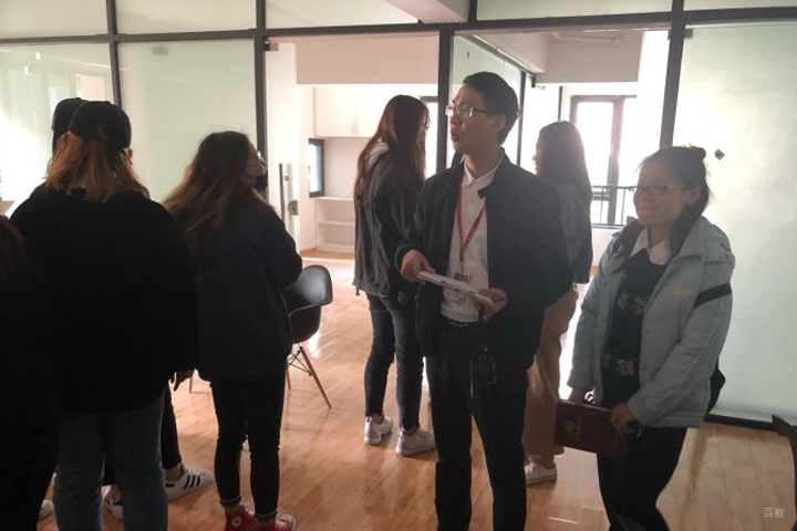 学员来校区咨询现场
