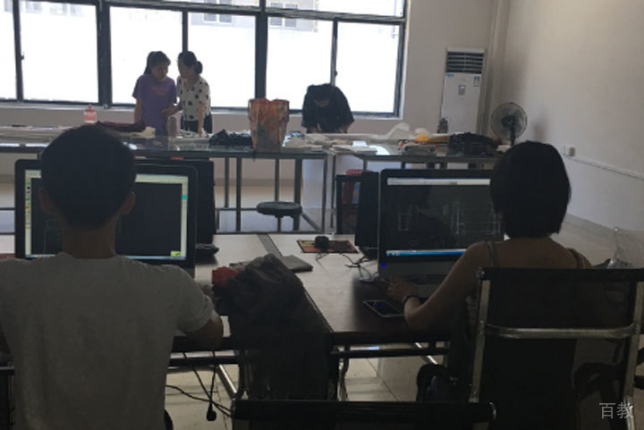 老师授课中