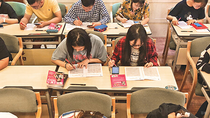 学员认真自习