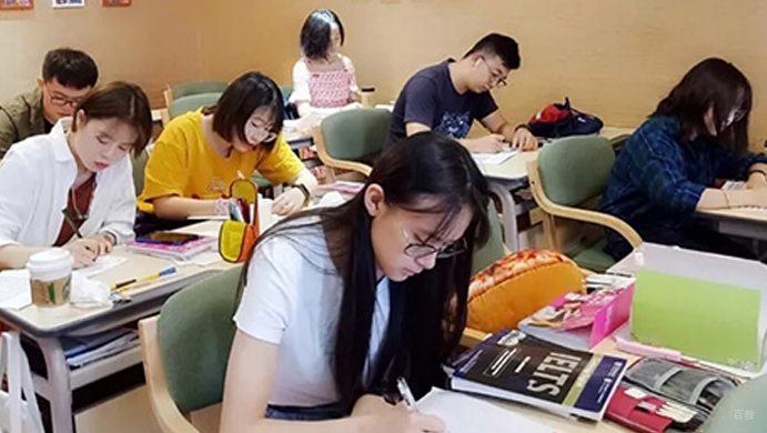 学员认真检查