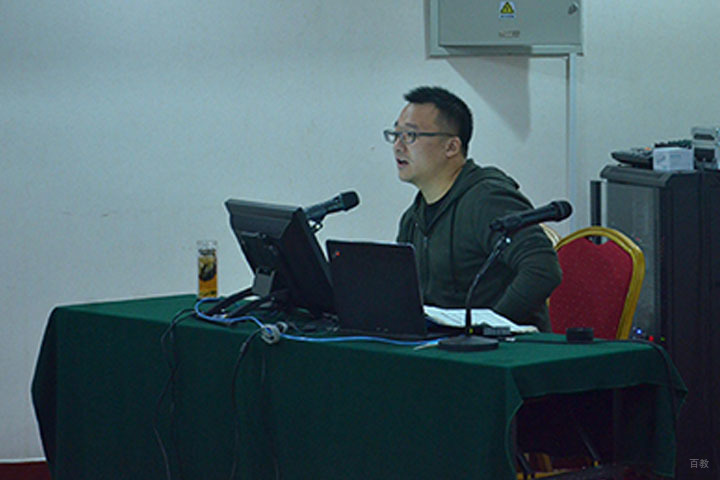正在为学员讲解综合知识