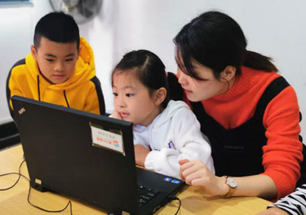 学员编程课学习场景