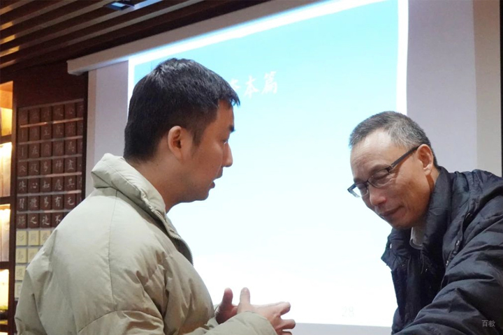 学员在向老师请教问题
