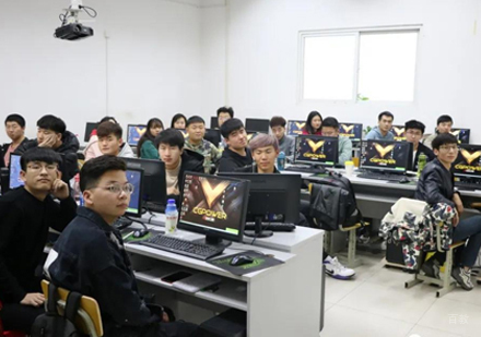 校区学员课堂上课场景