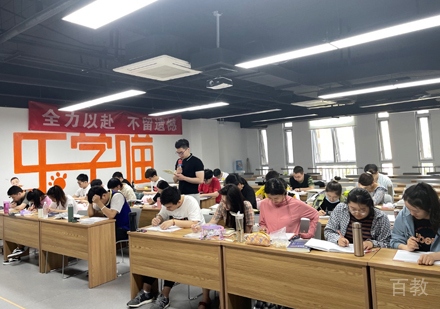 线下校区老师上课场景