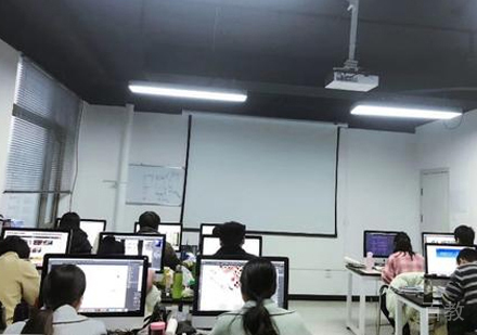 校区学员课堂学习场景