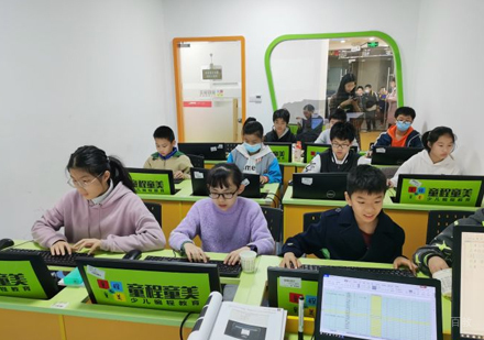 校区学员课堂上课场景