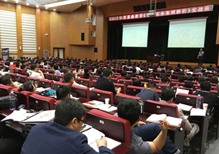 线下授课校区学员课堂学习场景