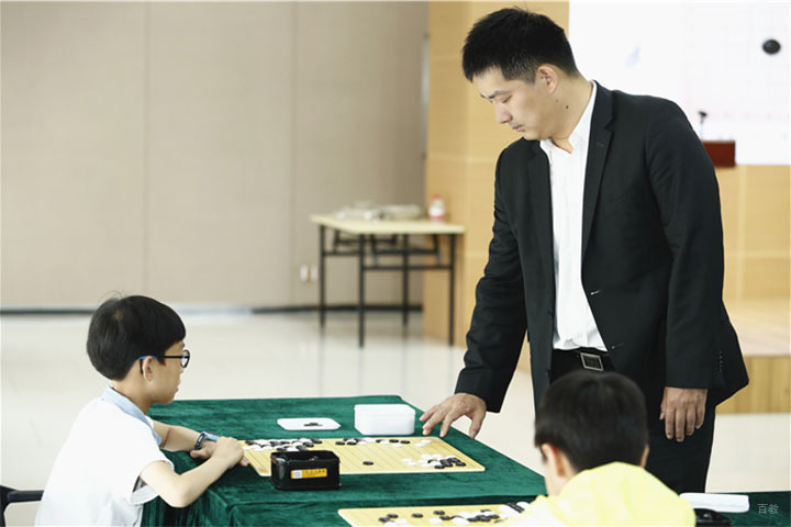 上海同雅堂的邱峻老师少儿围棋教学场景