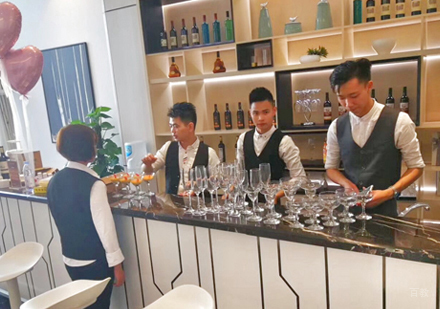 校区调酒师教学场景展示