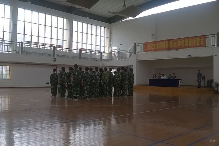 上海华贸高中学院体育馆环境