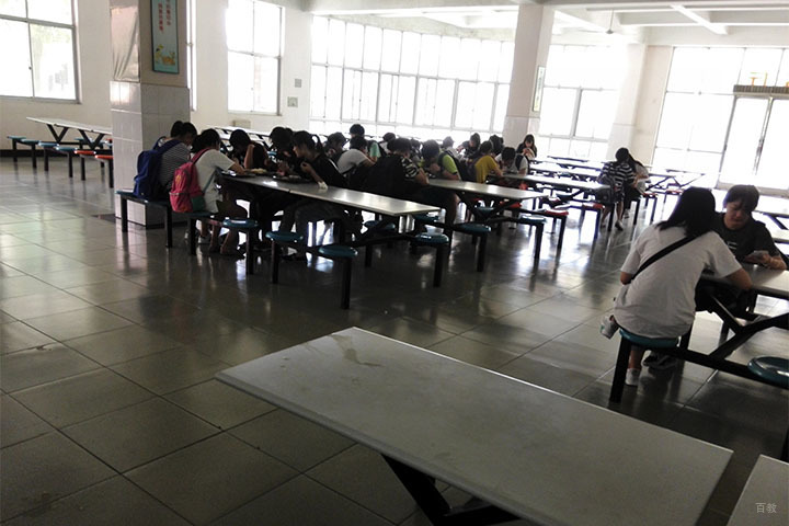 上海华贸高中学院食堂环境