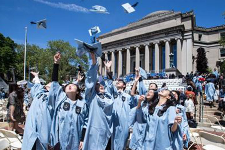 美国卡罗尔大学学生毕业照