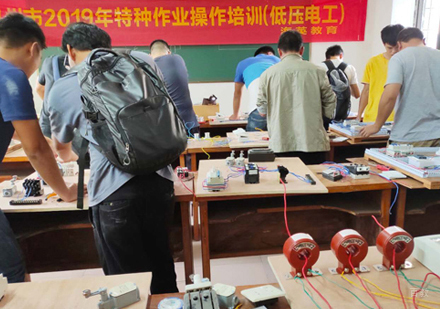 校区低压电工课程上课场景展示
