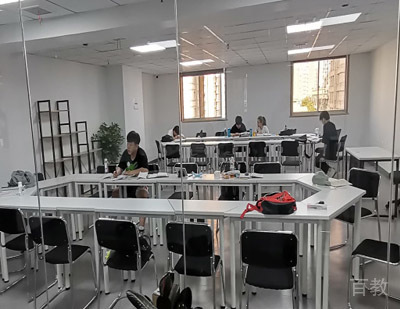学校上课场景