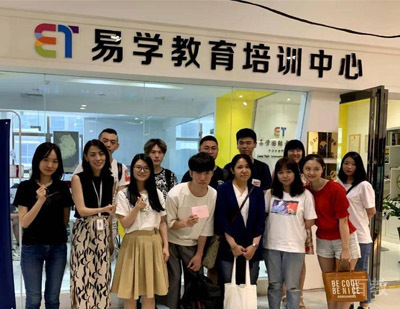 学校老师和学员合照留恋