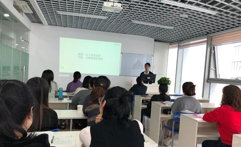 学员认真听课