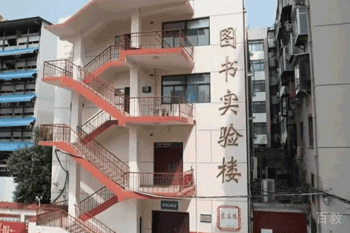 学校图书馆环境