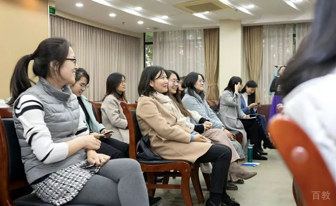 上海东方礼仪学员课前互相讨论礼仪问题