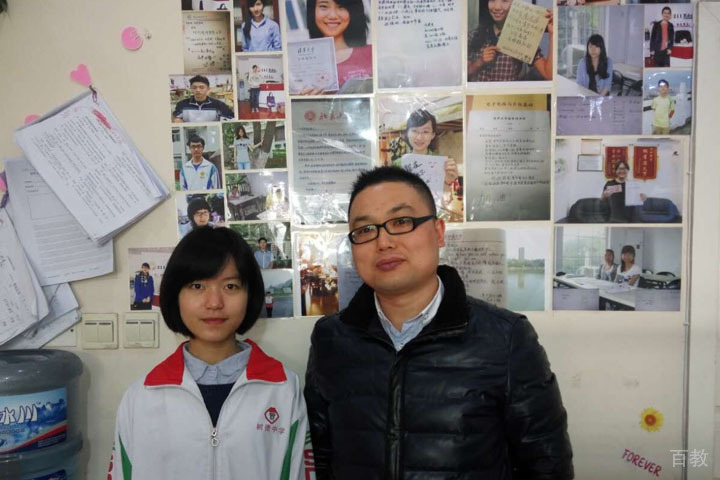 成都211教育老师与优秀学生合影