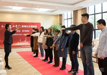 郑州修齐礼仪上课场景