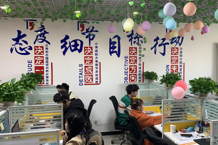加班赶教案的老师