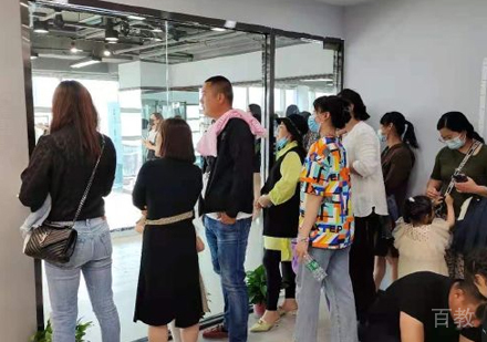 郑州长风精英模特报名孩子家长观察孩子上课情况