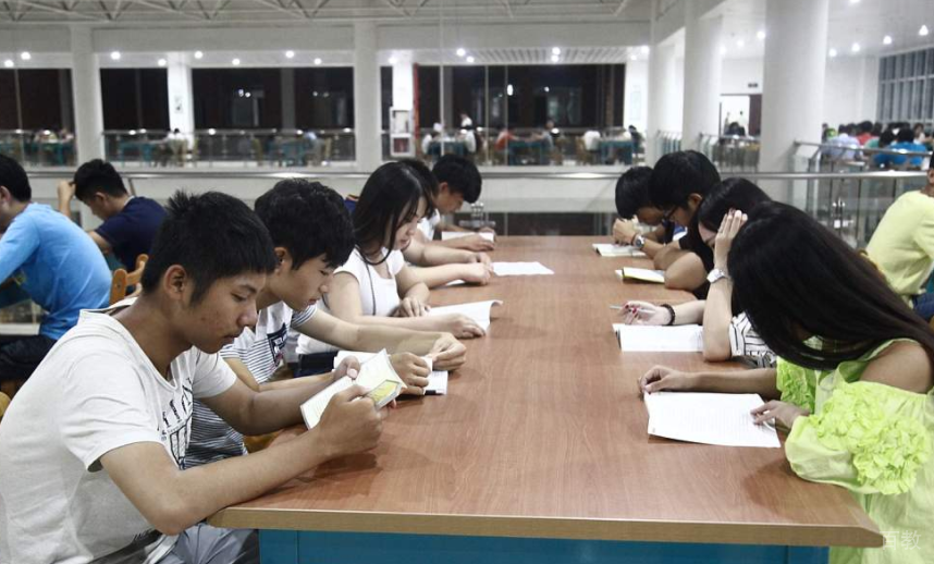南宁中公考研课堂学习