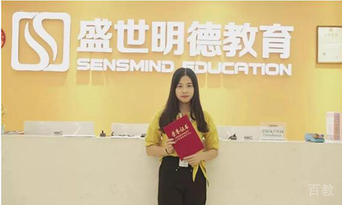 学生获得毕业证书